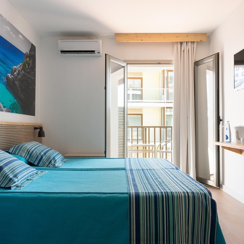  Ciclista Premium – Habitación doble con balcón y vista mar latera Hotel Eolo