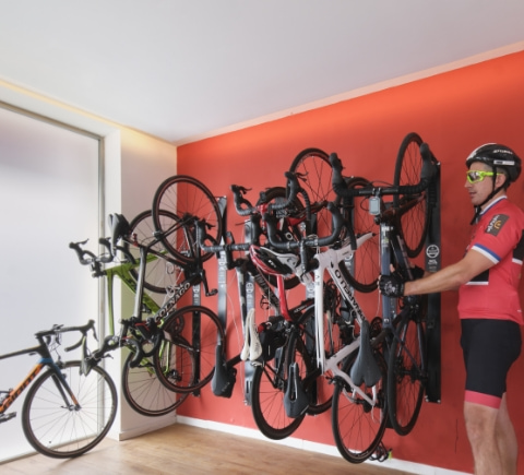 Cycliste accrochant son vélo dans le garage à vélos