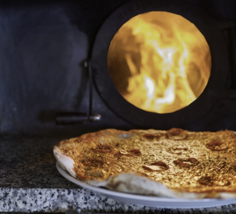 Pizza napolitaine au four à bois