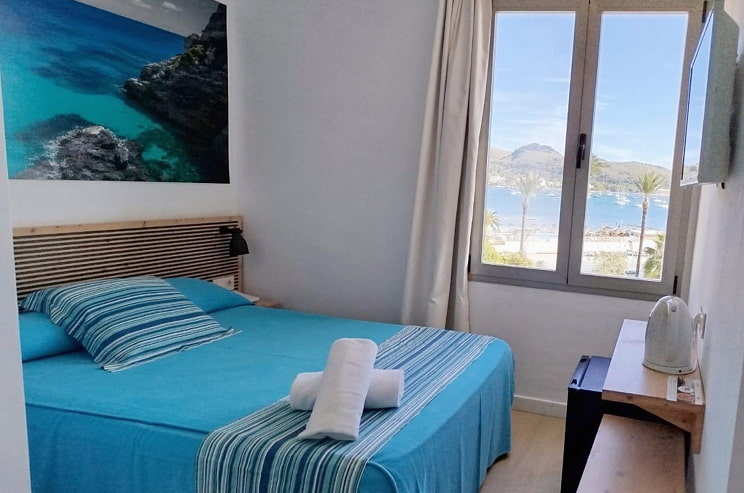 Single Room with Sea View without Balcony Room with double bed, television and window with sea view