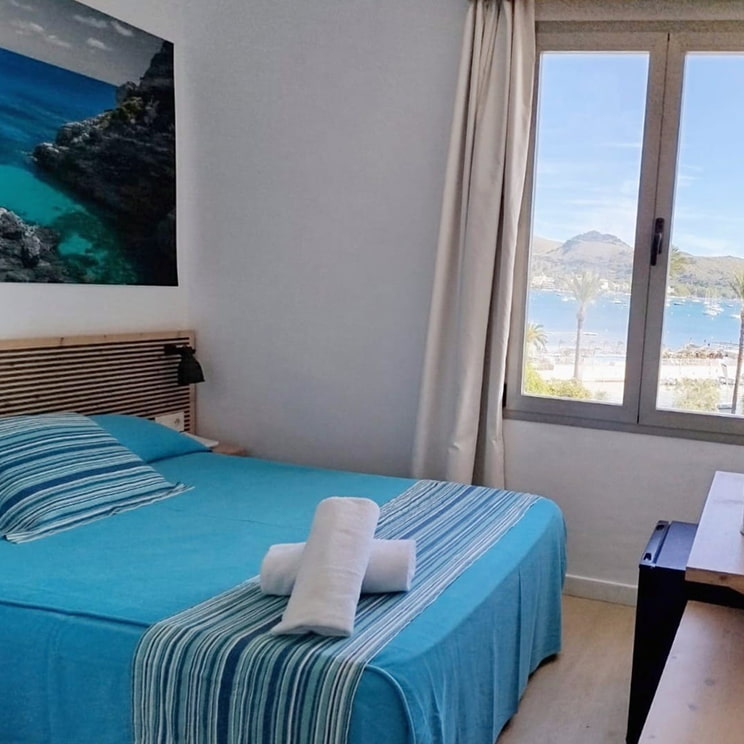 Double Sea View Room with double bed, television and window with sea view
