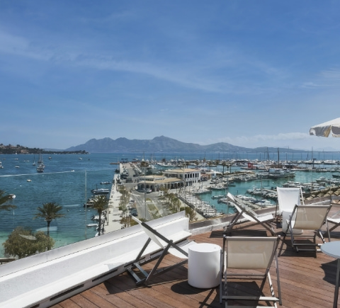 Vue sur le port et la mer depuis le toit-terrasse de l'hôtel Eolo