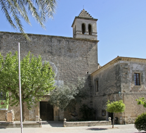 Photograph of the façade of the Convent of Sant Domingo